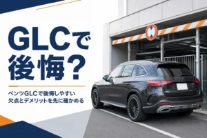 機械式駐車場の入口の前に停まったミドルサイズSUVのイメージ